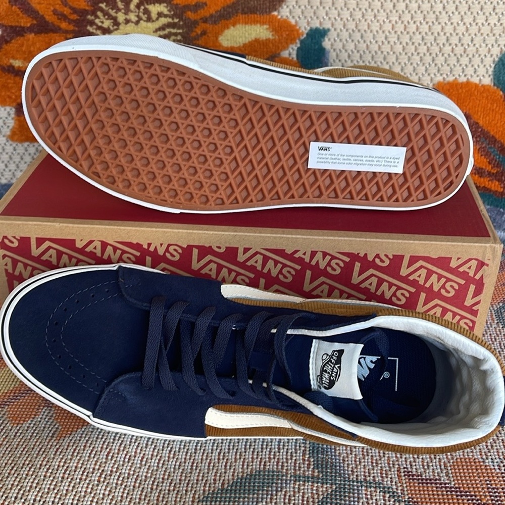 Vans WMNS Sk8-Hi
Mini Cord Blue/Brown
VN0007NS0BO
Sneakers - Picture 5 of 16